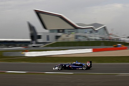 Rosenqvist y Russell mandan en el inicio de la F3