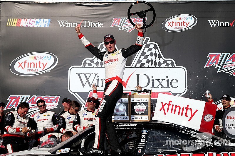 Logano se lleva victoria en Talladega