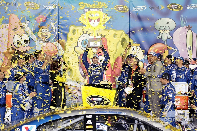 Jimmie Johnson dompte les éléments au Kansas