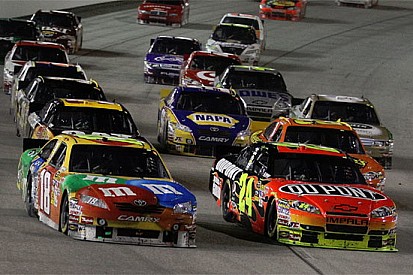 Kyle Busch batte Jeff Gordon a Richmond