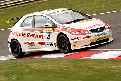 Neal si prende la testa della classifica ad Oulton Park