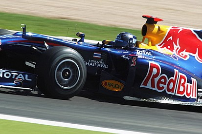 Terza sessione con la doppietta Red Bull