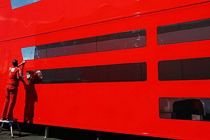 Prosegue la guerra delle scritte nel paddock