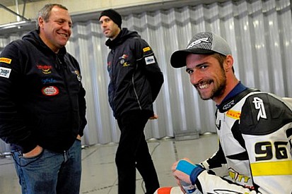 Jacub Smrz beffa Jonny Rea sul finale