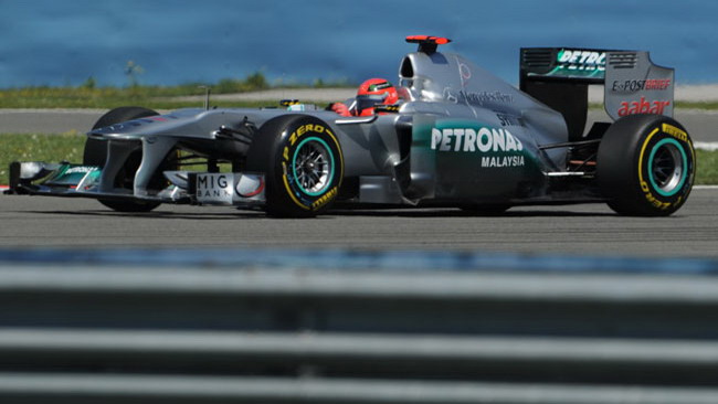 La Mercedes sposta gli scarichi davanti alle pance!