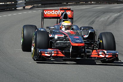 Hamilton retrocesso per taglio di chicane!