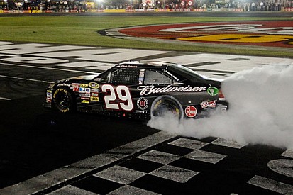 Harvick beffa Earnhardt Jr a Charlotte