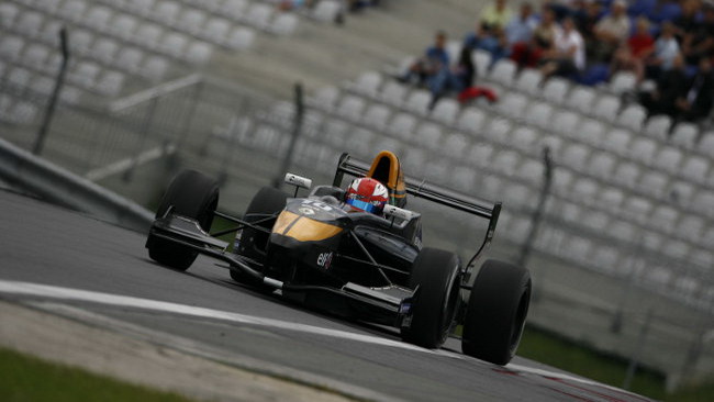 McKee dalla pole alla vittoria