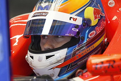 Wickens ancora in pole in mezzo al diluvio