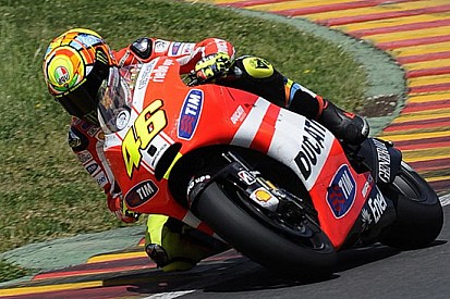 Slitta il debutto di Rossi sulla Ducati in alluminio