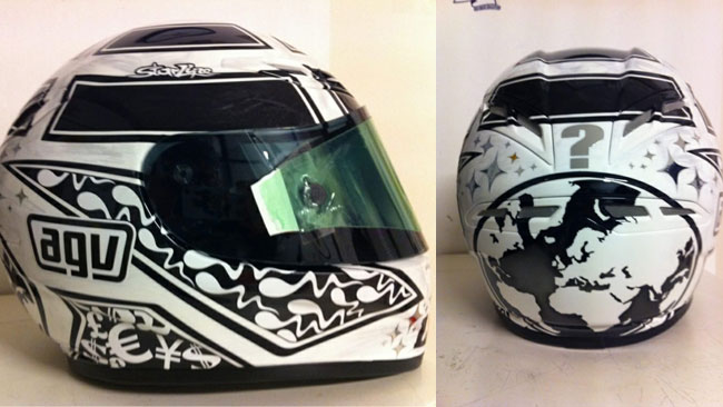 Andrea Iannone mostra il suo nuovo casco su Twitter