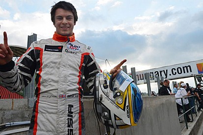 Terza pole di fila per Adrian Quaife-Hobbs