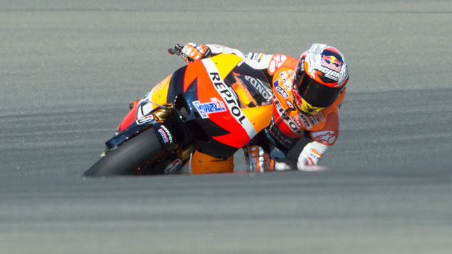 Stoner scivola, ma mette tutti in fila nel warm up