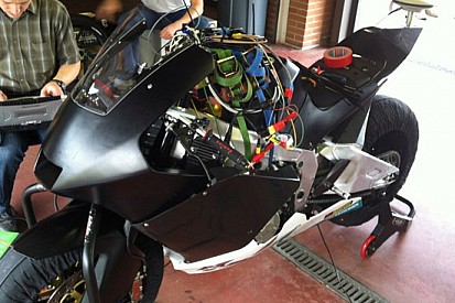 Aegerter prova la Suter-BMW e resta anche Edwards