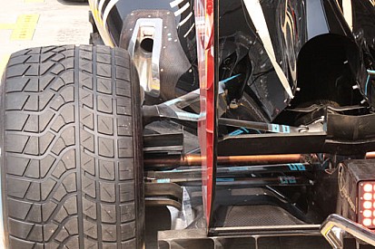 La Lotus modifica il cofano motore e gli scarichi