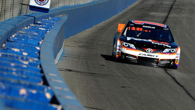 Denny Hamlin centra la pole a Fontana