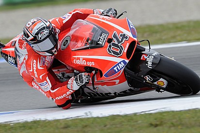 Dovizioso fa la danza della pioggia per la gara