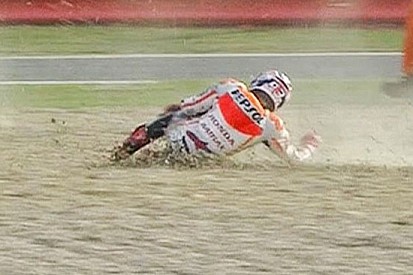 Silverstone, Warm-Up: Marquez cade, la spalla è ko?
