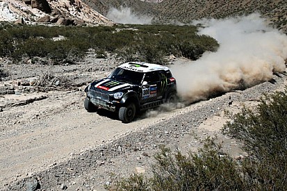 Peterhansel ha forato sei gomme nella terza tappa!