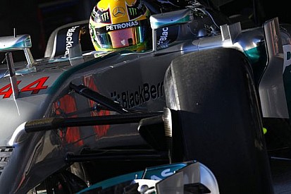 Mercedes al lavoro per risolvere il problema dell'ala