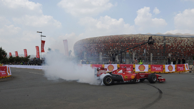 Gené dà spettacolo a Soweto con la Ferrari F60
