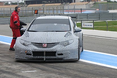 Test: Arriva la pioggia, la Honda si ferma
