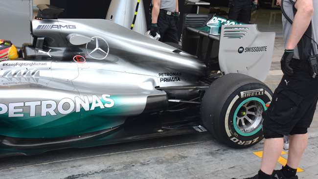 Mercedes con il cofano motore maggiorato