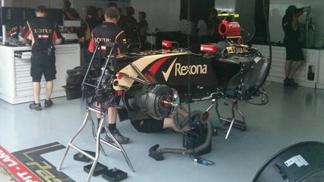 Maldonado cambia il turbo e non gira