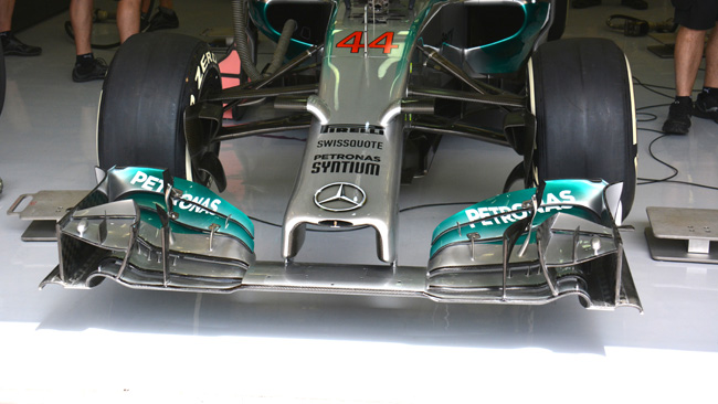 Mercedes insiste sull'ala anteriore modificata