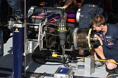 Red Bull: prove di flessione sul T-tray di Daniel