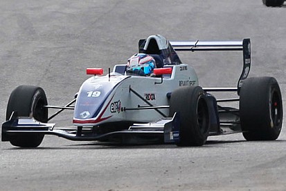 De Vries dalla pole alla vittoria in gara 1 ad Imola