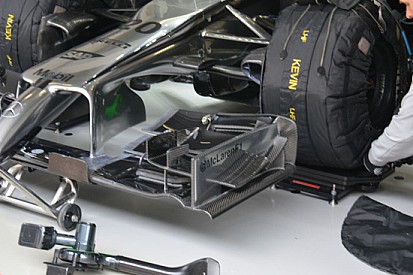 McLaren: doppio flap incurvato sull'ala davanti