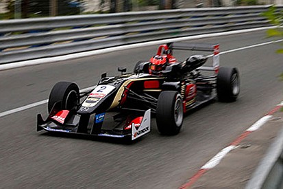 Esteban Ocon conquista la pole di gara 1 a Pau