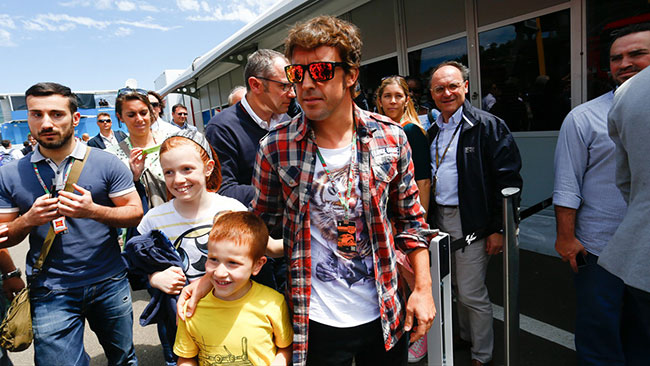 Nel paddock del Mugello arriva Fernando Alonso