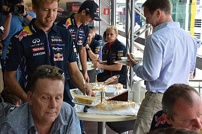Tanti auguri: Red Bull festeggia Seb e Daniel!