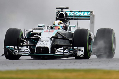 Silverstone, Q2: Hamilton precede Rosberg
