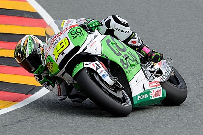 Alvaro Bautista cerca un po' di grip al posteriore