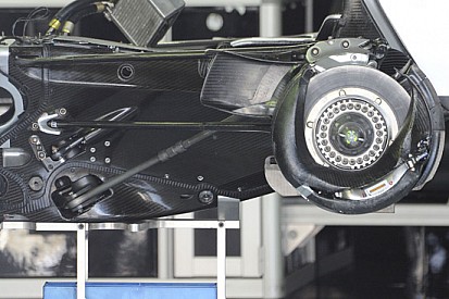 Mercedes: ecco il cambio con la pelle in carbonio