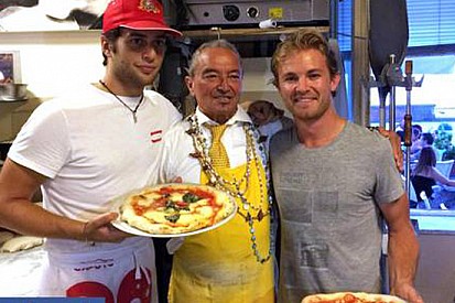 Rosberg in vacanza si gusta la pizza a Napoli