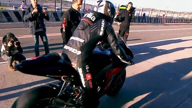 Primi giri in sella all'Aprilia MotoGp per Melandri