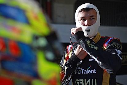Signature con due piloti del programma junior Lotus