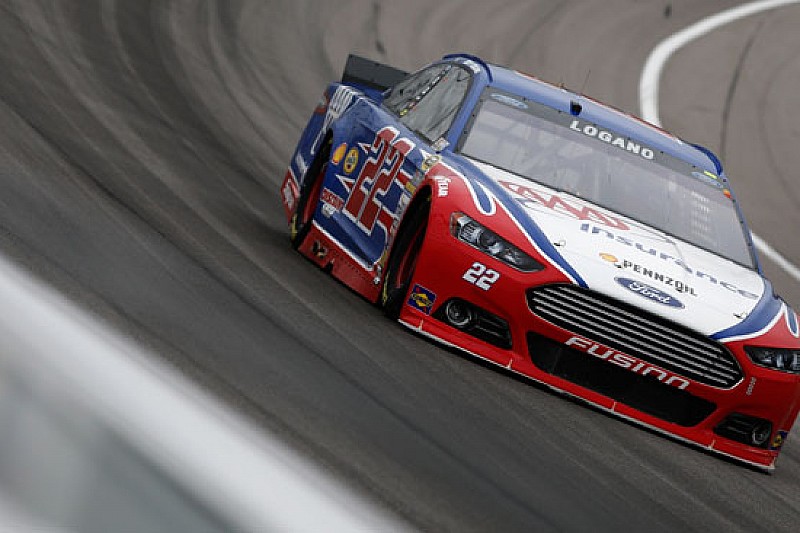 Logano firma la sua quarta pole stagionale in Kansas