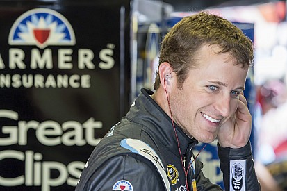 Kasey Kahne, el más rápido en su regreso a las camionetas