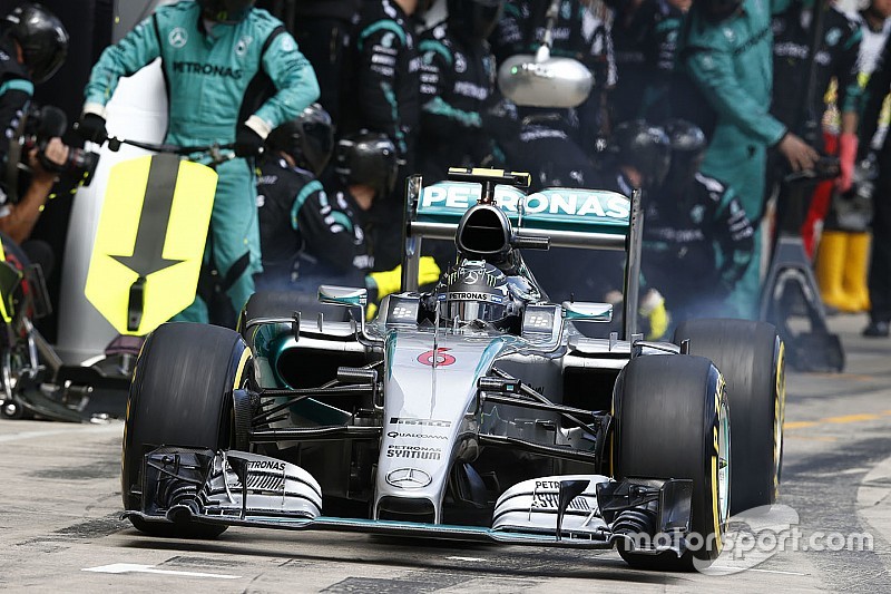 Los errores en los pits revelan la intensa lucha de pilotos