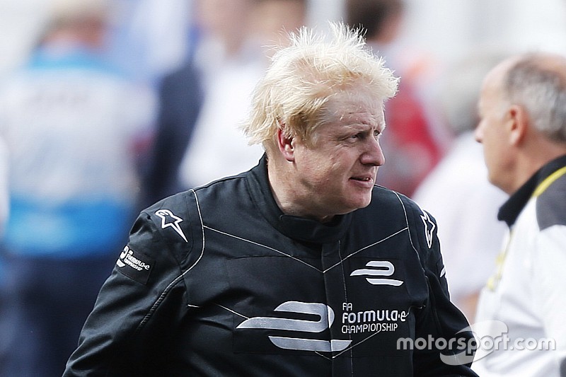 Le maire de Londres en démonstration au volant d'une Formule E!