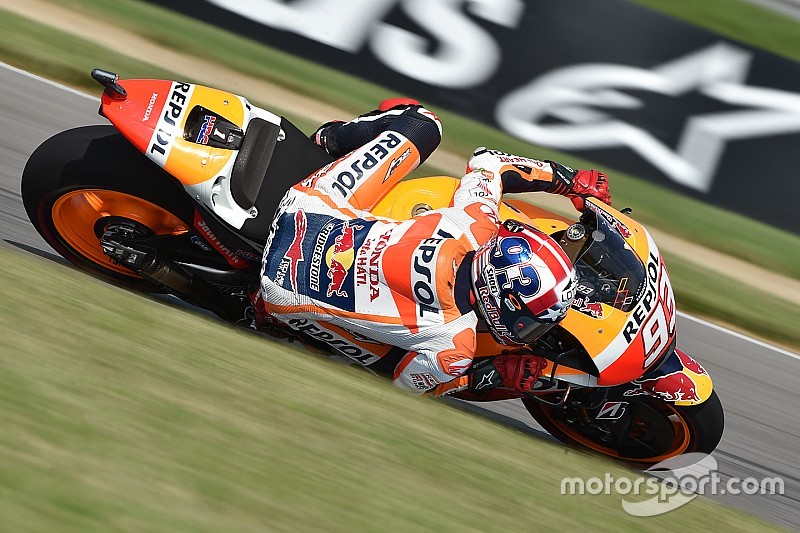 Márquez vence a Lorenzo y luego choca
