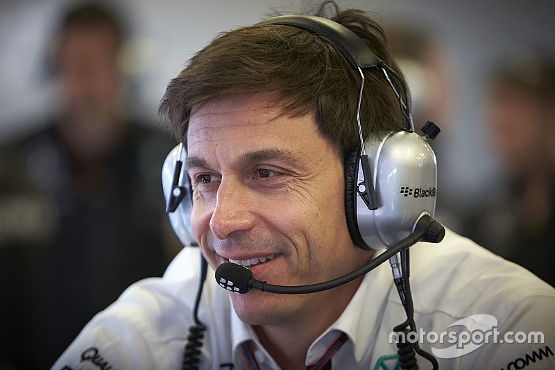 Para Wolff, seria bom e ruim Red Bull receber motores da Mercedes