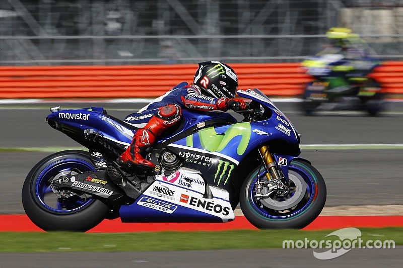 Lorenzo vence a Márquez y Rossi se muestra lento