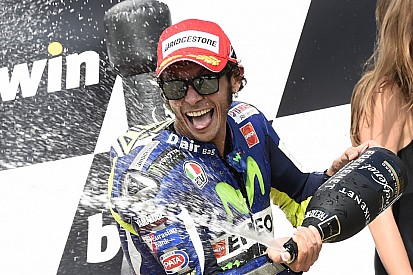 Derek Warwick accoglie Valentino Rossi nel BRDC