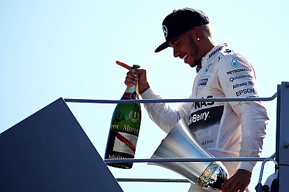 Hamilton presume portada de revista